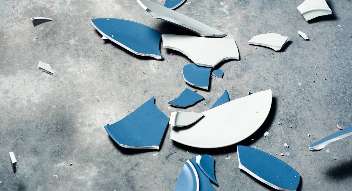 Failure Broken plate on the floor