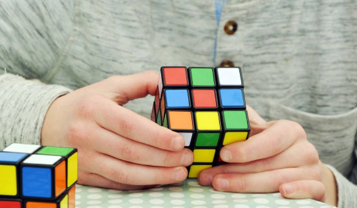 Hands holding Rubik's cube