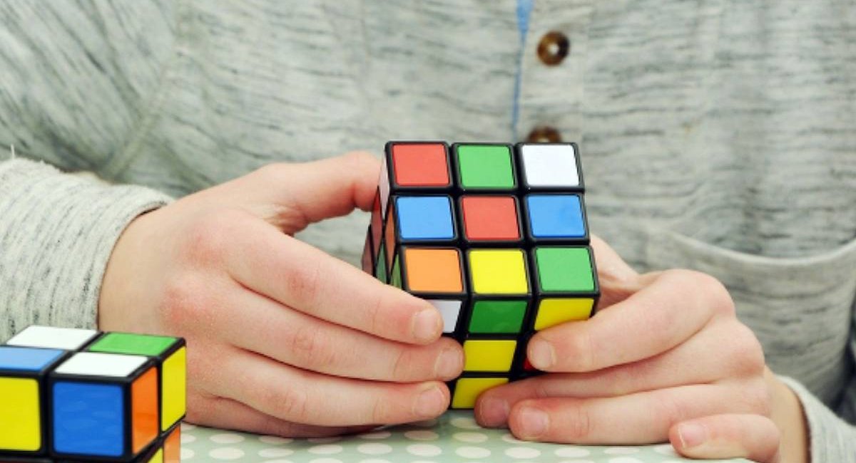 Hands holding Rubik's cube